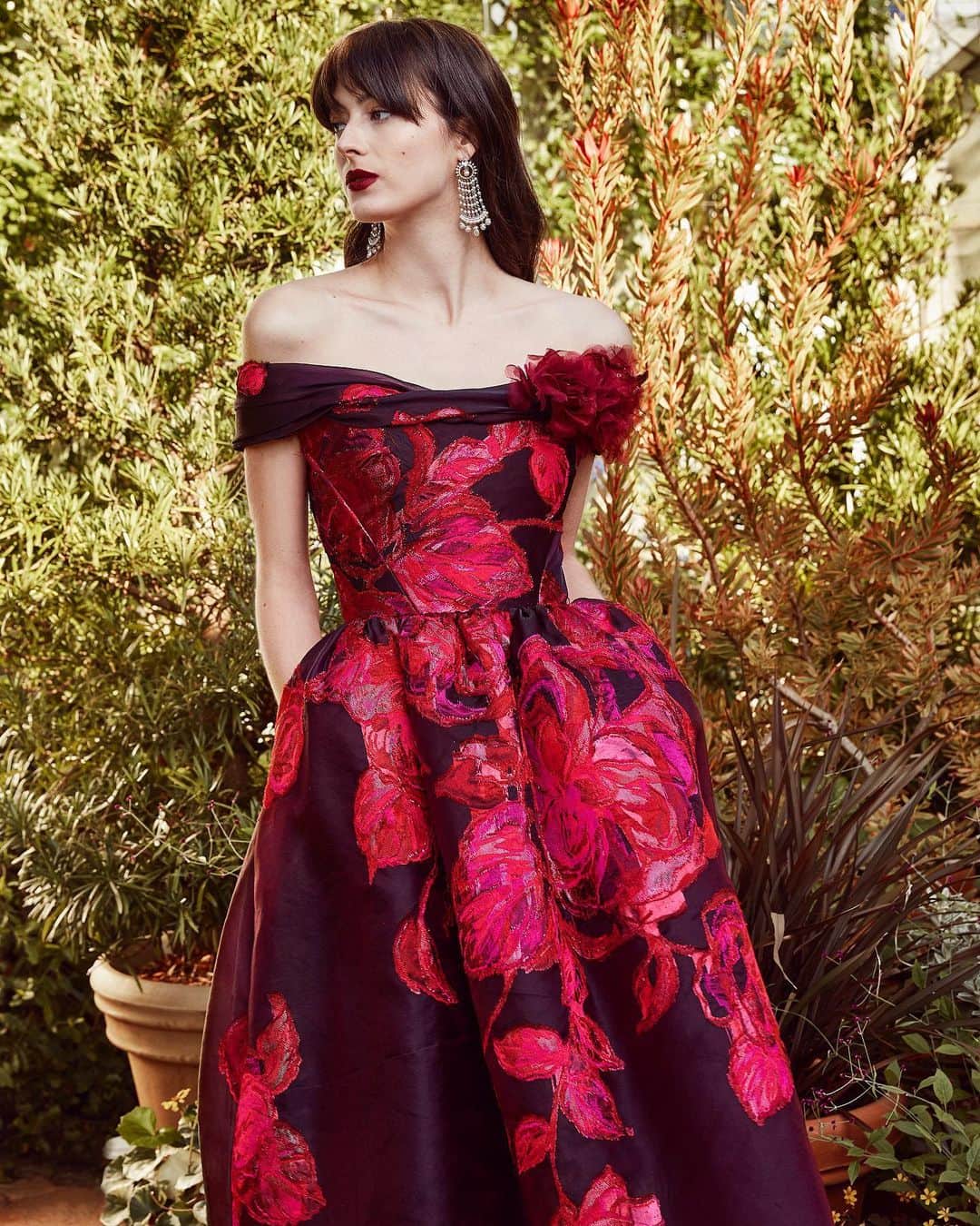 Marchesaさんのインスタグラム写真 - (MarchesaInstagram)「Burgundy jacquard off shoulder cocktail with softly draped neckline and 3D silk organza flower corsage from the Pre-Fall 2019 Marchesa collection is now available on Marchesa.com. #marchesa #pf19marchesa」8月15日 2時41分 - marchesafashion