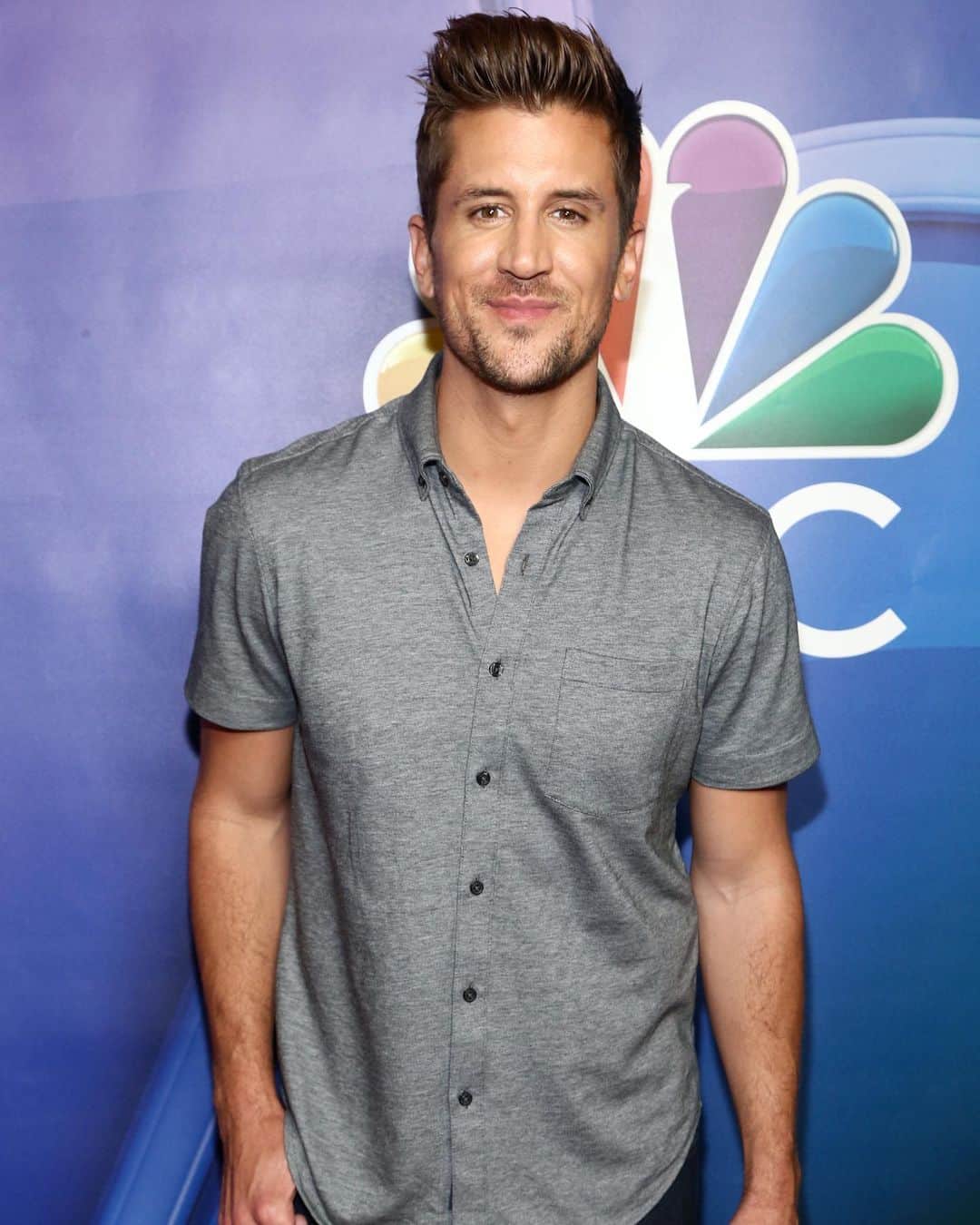ペリーエリスのインスタグラム：「Dress it up or dress it down. Our Solid Knit Oxford Shirt is versatile and will take you from day to night. As seen on @jrodgers11 at the 2019 TCA @nbc press tour in Beverly Hills. #PerryEllis #LifeReadySince1976」