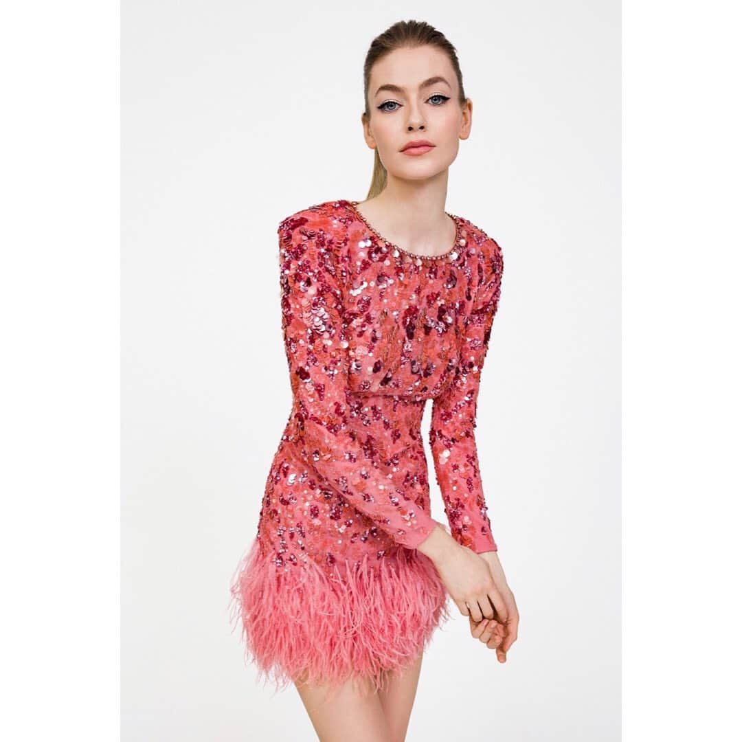ジェニーパッカムさんのインスタグラム写真 - (ジェニーパッカムInstagram)「Anais, the honeysuckle pink sequin and crystal embellished feather mini dress from our AW19 Collection is available internationally now. For further information on this style please contact enquiries@jennypackham.com #jennypackham #AW19 #instorenow #anais」8月15日 2時45分 - jennypackham
