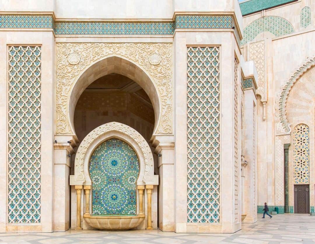 Lonely Planetさんのインスタグラム写真 - (Lonely PlanetInstagram)「For the first time ever a US airline is flying direct to Casablanca, Morocco. If you hop on this flight from Philly be sure to visit the largest mosque in Africa which is located in Casablanca. It can accommodate 105,000 worshippers and was built by King Hassan II. The mosque complex was designed by French architect Michel Pinseau, took six years to build and was completed in 1993. Tap our link in bio to read more...」8月15日 2時45分 - lonelyplanet