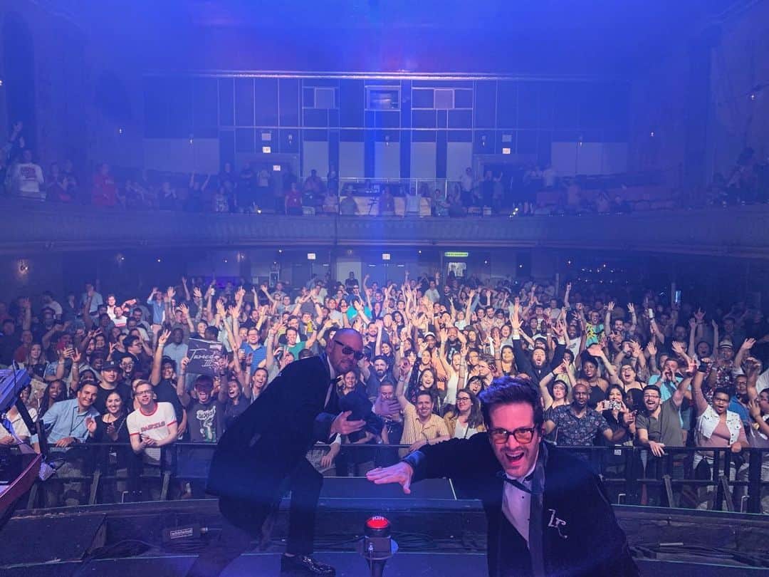 のインスタグラム：「ChicagHO! Wow!! Thanks for the good vibes last night. Minneapolis see y’all at 9pm tonight! 🚌 💨 and it don’t stop !」