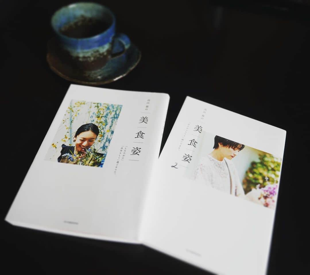 菊井彰子さんのインスタグラム写真 - (菊井彰子Instagram)「時間のある今せっかくなので読書📖 明日からのちょっとしたタメになる事が沢山書かれてあって早速やってみようと思う事がいくつか。 こんな風に30代から素敵に歳を重ねてしなやかな女らしさとチャーミングな笑顔を持つ女性に私もなりたい。 いつからだって遅くはないんだなぁ。 #ママになったって女の子だもの #高山都 さん #美食姿  #美食姿2」8月15日 13時35分 - yanakiku_kiku