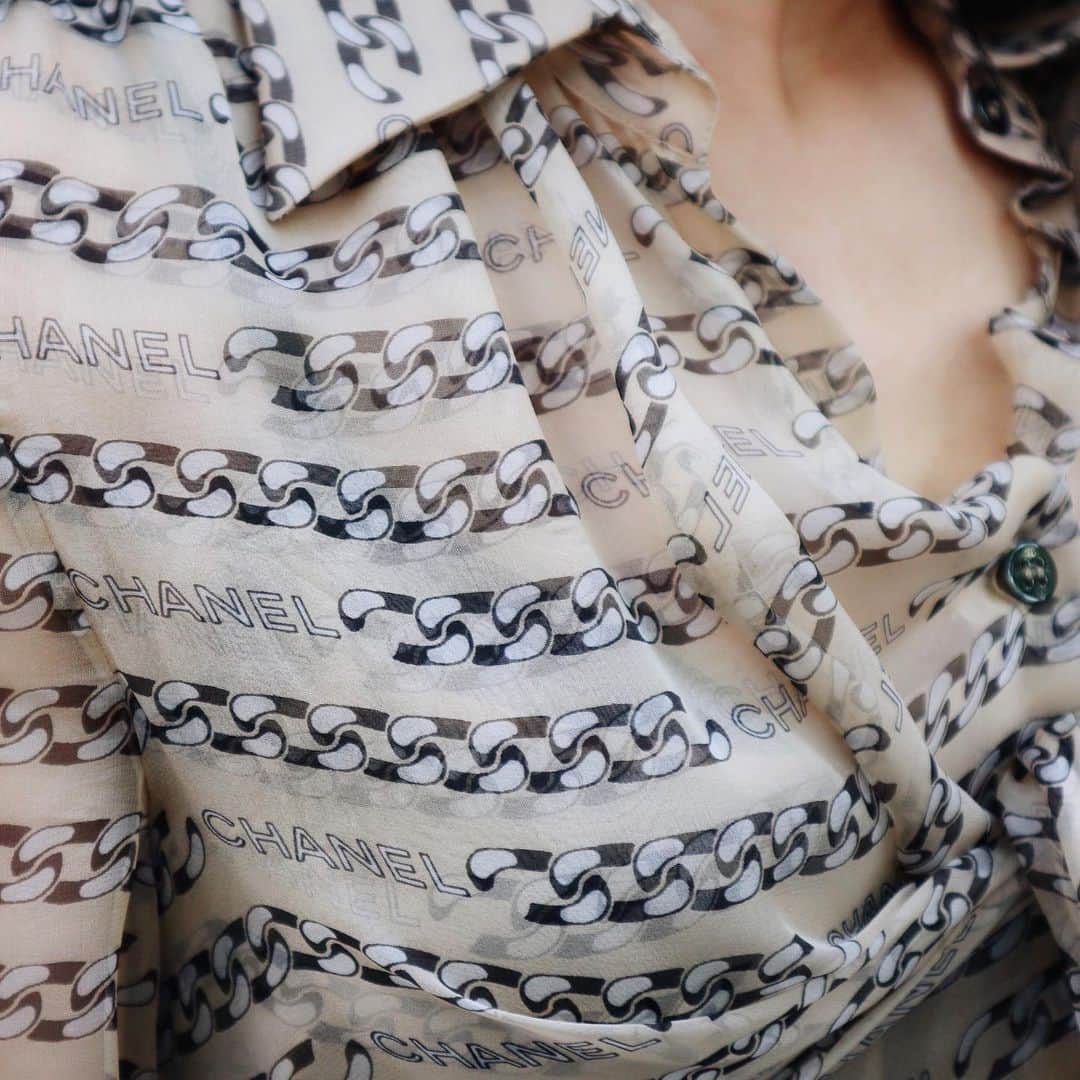 Vintage Brand Boutique AMOREさんのインスタグラム写真 - (Vintage Brand Boutique AMOREInstagram)「Vintage Chanel tie-up overlay chain print see-through silk shirt with camisole from 01A, size 40 ▶︎Free Shipping Worldwide✈️ ≫≫≫ DM for more information 📩 info@amorevintagetokyo.com #AMOREvintage #AMORETOKYO #tokyo #Omotesando #Aoyama #harajuku #vintage #vintageshop #ヴィンテージ #ヴィンテージショップ #アモーレ #アモーレトーキョー #表参道 #青山 #原宿#東京 #chanel #chanelvintage #vintagechanel #ヴィンテージ #シャネル #ヴィンテージシャネル #amorewardrobe #アモーレワードローブ」8月15日 13時35分 - amore_tokyo