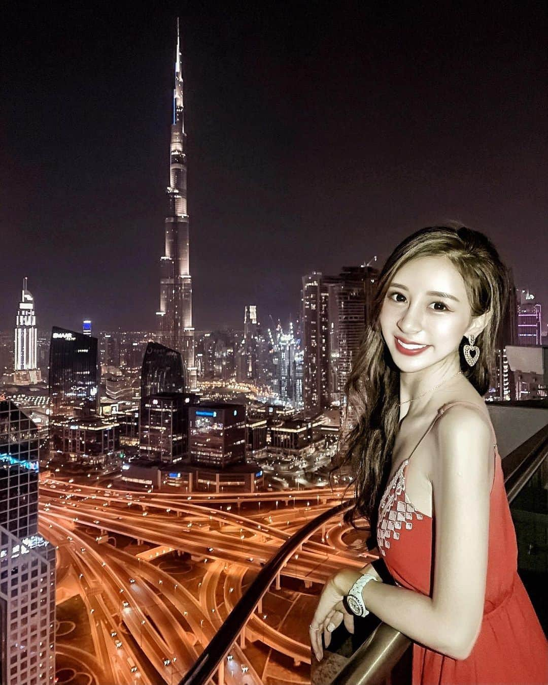 リタ（瑞塔兒）さんのインスタグラム写真 - (リタ（瑞塔兒）Instagram)「🇦🇪站在這裡看世界最高的哈里發塔夜景，無敵♥️♥️♥️ #taipei#taiwan#taiwanese#taiwanesegirl#relax#ritakao#love#enjoy#smile#china#sunshine#summer#selfie#afternoontea#afternoon#hot#summer#vacation#goodmood#new#beauty#travel#travelblogger#dubai#burjalarab#burjalarabhotel#bikini#bikinigirls#nightview#burjkhalifa」8月15日 13時38分 - love_ritakao