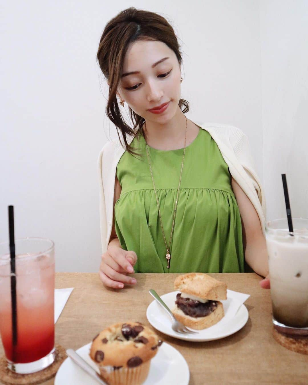 吉田理紗さんのインスタグラム写真 - (吉田理紗Instagram)「あんこ×クリームチーズ♡ 小さい頃通ってたスイミングスクールの近くに こんな素敵なcafeができてたなんてビックリ✨ スコーンとっても美味しかったです🍪 #SLOPE #cafe #tokyo #tokyocafe #scone」8月15日 12時06分 - yoshirisaa