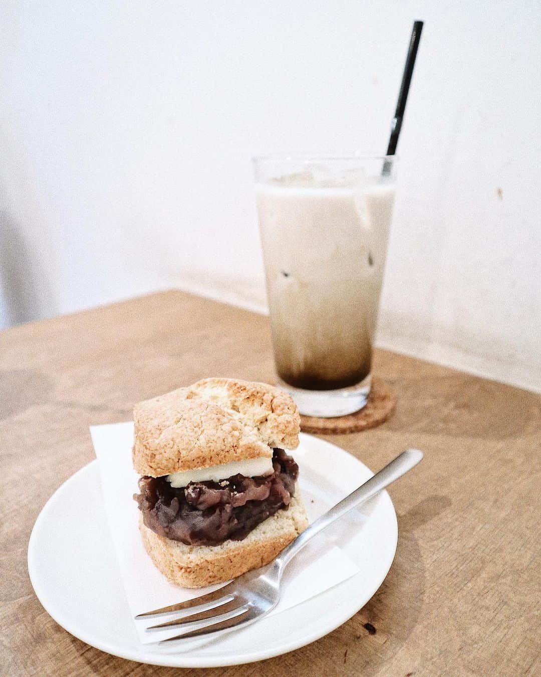 吉田理紗さんのインスタグラム写真 - (吉田理紗Instagram)「あんこ×クリームチーズ♡ 小さい頃通ってたスイミングスクールの近くに こんな素敵なcafeができてたなんてビックリ✨ スコーンとっても美味しかったです🍪 #SLOPE #cafe #tokyo #tokyocafe #scone」8月15日 12時06分 - yoshirisaa