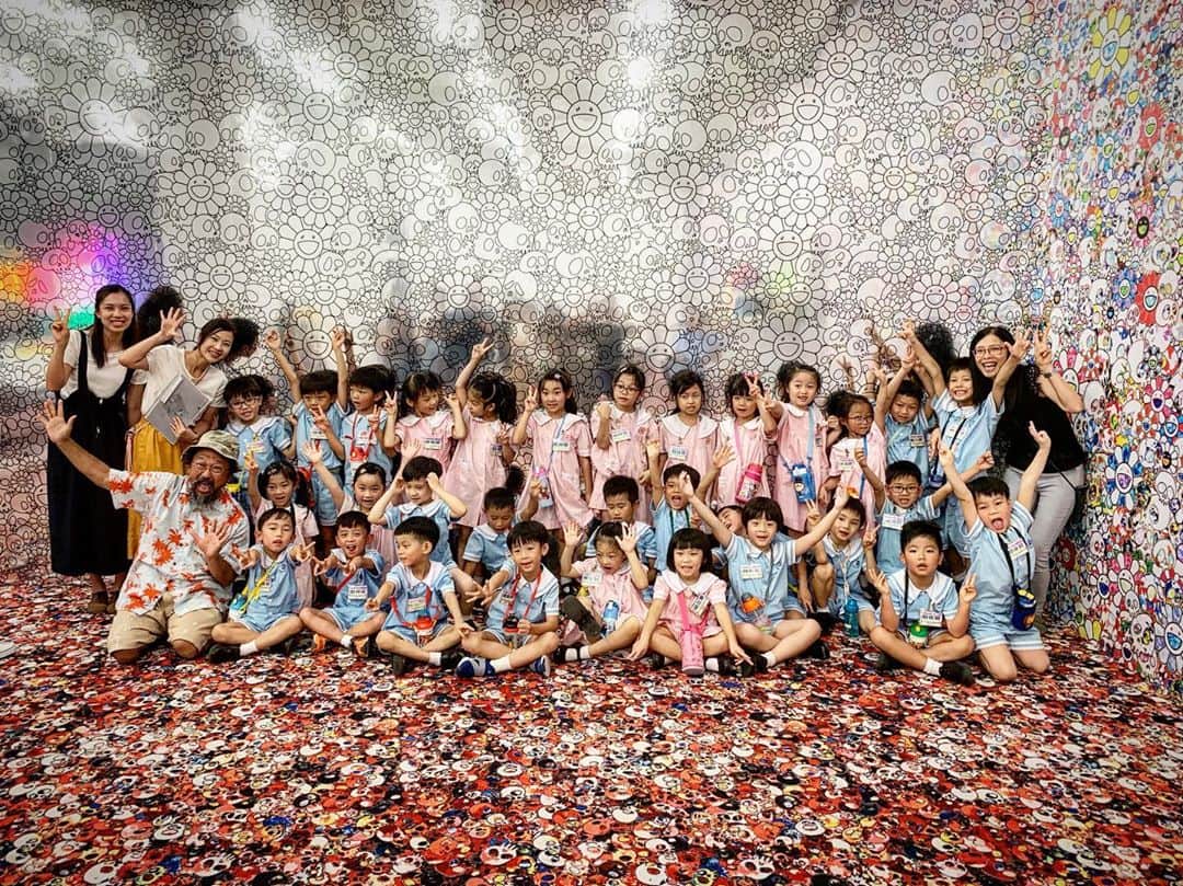 村上隆さんのインスタグラム写真 - (村上隆Instagram)「Now I came back to HK  @taikwuncontemporary .  I joint w kindergarten kids & @tobiasmberger his team! Thank you all thing! Now HK is quiet and safe! Please come to my show "Murakami vs Murakami" Another 16days! 🙇‍♂️」8月15日 12時10分 - takashipom