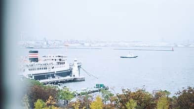 &imaさんのインスタグラム写真 - (&imaInstagram)「【眺めのいいカフェ】 ＆ima KITCHENの大きな窓からは、マリンタワーや山下公園、横浜港を眺めることができます。  港を行き交う船を見ながら、サンドウィッチ やスムージーをお楽しみください。現在、常陸野エールフェアBEER BEERも開催中です。  本日も19時（L.O.18:30）までの営業です。  台風の影響もあり、やや不安定な天候の一日となりそうですが、ご来店の際はお気をつけてお越しください。  バーニーズ ニューヨーク横浜店7Fでお待ちしております。  #andima #カフェ #眺めのいいカフェ #港 #アンドイマ #横浜 #元町中華街 #バーニーズニューヨーク横浜店 #ランチ #元町ランチ #サンドウィッチ #スムージー #ビール」8月15日 12時12分 - and_ima