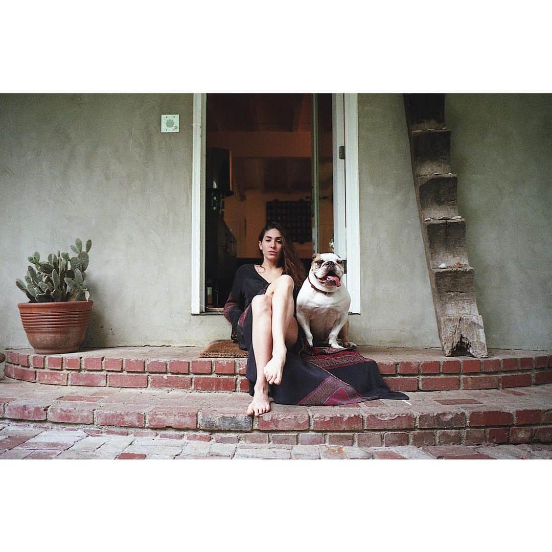 ナタリア・コルドバ・バックリーのインスタグラム：「Natalisi... mother of dragon. 35mm photographer: @tamaralich」