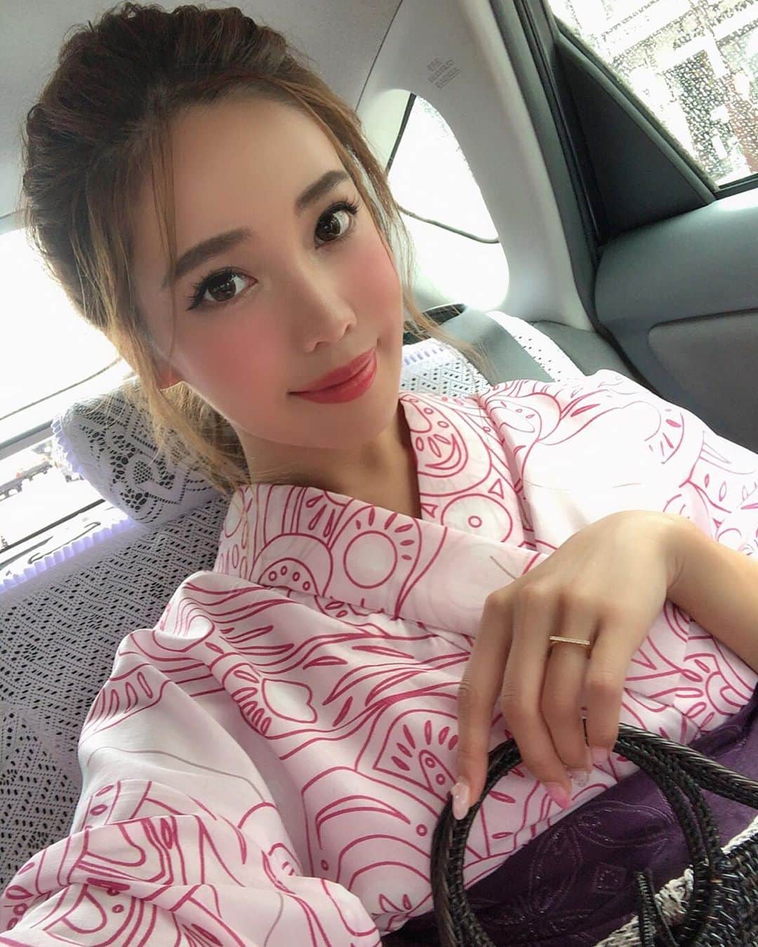のインスタグラム：「浴衣を着て食べ歩いて🐖ブラブラお散歩♬︎ ヘアセットはポニーテール風のアップでカジュアルに💘 あきさん @yamadaakiko 素敵に仕上げていただきありがとうございます😍✨ あぁやっぱり浴衣っていいな♡ 年に一度は着たいな🍀*゜ * * * #dayoff #お盆 #お盆休み #浴衣でお出かけ」