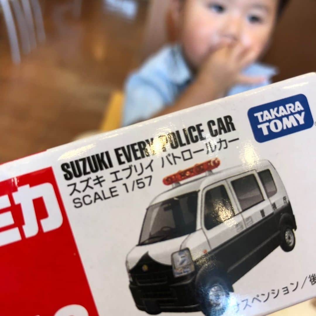 新井涼平のインスタグラム：「息子よ。 パトカーでも またもスズキ車を選ぶとは 良い子にすくすく育っているな。 ＃スズキ #suzuki #SUZUKI  #エブリィ #トミカ」