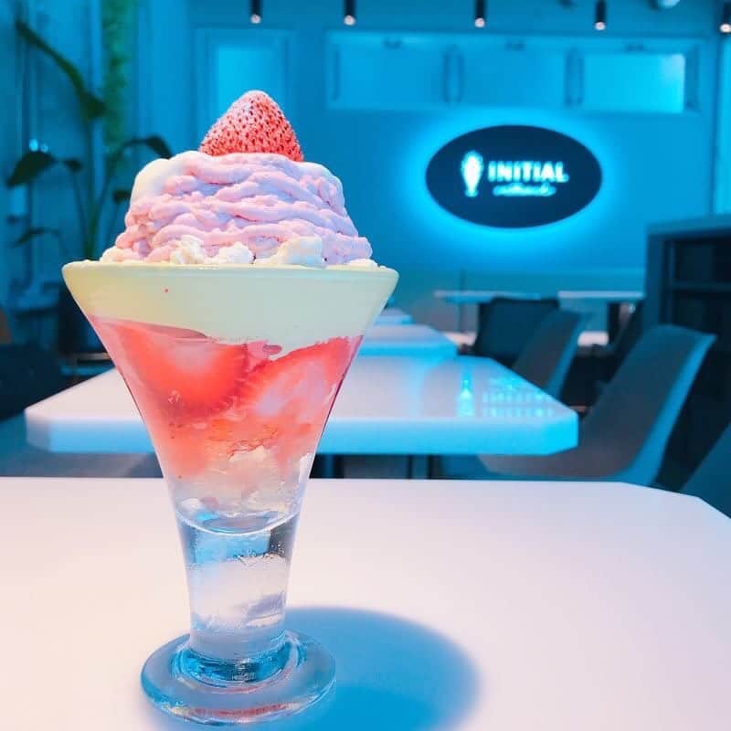 CHOCOのインスタグラム：「🍓🎀🍓🎀🍓🎀🍓 . #色鮮やかな💕ルージュピスターシュ🍨 . ピスタチオのソフトクリームとフランボワーズのジェラートで出来てるパフェ🎶 23:30までオープンしてるからシメパフェとしても話題😍 . . #イニシャル表参道 #ルージュピスターシュ #いちごのモンブラン #表参道 #linefriends #withCHOCO」