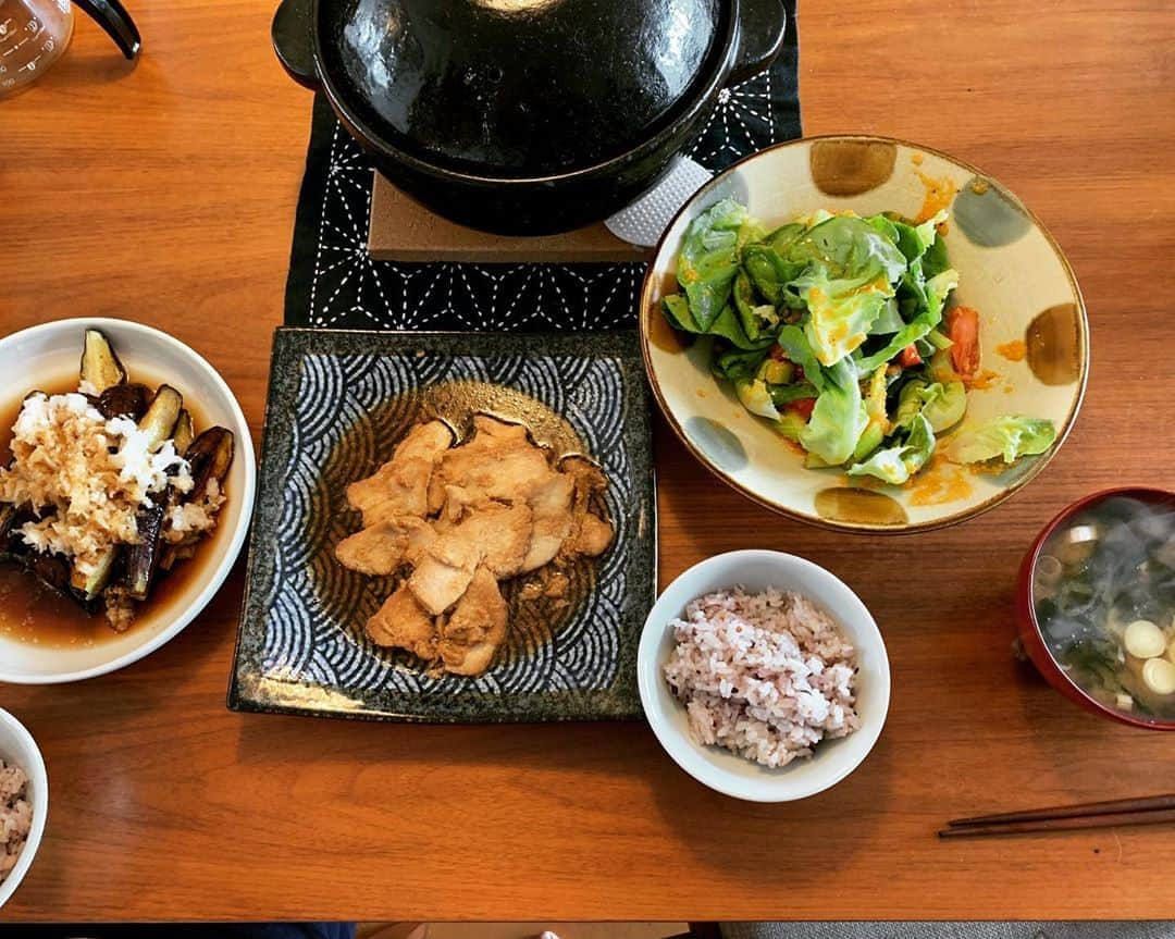 上野樹里さんのインスタグラム写真 - (上野樹里Instagram)「土鍋でご飯炊いて食べてます。 今日は休みなので、パッと作って、しっかり食べて、よく動いてリフレッシュしよう！✨しかし、風強いなぁ🌀💦」8月15日 12時20分 - _juri_art_