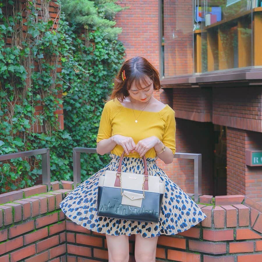 SuperGroupiesのインスタグラム：「＼フォロー&いいねで／﻿ BANANA FISHのバッグをプレゼント🎁 （詳細は下からCheckしてね✅） ⠀⠀⠀⠀⠀⠀⠀ ⠀⠀⠀⠀⠀⠀⠀ 毎週木曜日は #スパグルプレゼント の日💕 今週のプレゼントアイテムは?!👇🏼 ⠀⠀⠀⠀ 『BANANA FISH』とのコラボバッグです🍌🐟 ⠀⠀⠀⠀⠀⠀⠀ BANANA FISHといえば・・・黄色！🍌 そんな黄色をトップスで上手く取り入れ #レオパード柄 のミニスカートで甘さを調節💛  バッグのきちんと感も合わさって エッジの効いた大人可愛いコーデが完成✨ ⠀⠀⠀⠀⠀⠀⠀ ⠀⠀⠀⠀⠀⠀⠀ ──────────────────────﻿ 🍌Today’s Item🐟 BANANA FISH Collaboration / #bag ──────────────────────﻿ ⠀ ⠀⠀ ⠀⠀ ここで… 新プレゼントキャンペーンのお知らせです💁‍♀️🗯️ ⠀⠀ ⠀⠀⠀⠀⠀⠀⠀ 応募条件を満たした方の中から抽選で、﻿ 【1名様】にこちらのアイテムをプレゼント🎉﻿ ＝＝＝＝＝＝＝＝＝＝＝＝＝＝＝＝＝＝＝＝＝＝＝﻿ 『BANANA FISH』モデル バッグ ＝＝＝＝＝＝＝＝＝＝＝＝＝＝＝＝＝＝＝＝＝＝＝﻿ ⠀⠀⠀⠀⠀⠀⠀ ⠀⠀⠀⠀⠀⠀⠀ 下記の詳細をチェックして、 #バナナフィッシュ のコラボアイテムを当てよう💓 ＝＝＝＝＝＝＝＝＝＝＝＝＝＝＝＝＝＝＝＝＝＝＝﻿ 🎁キャンペーン期間🎁 8/15（木）〜8/21（水）23時59分まで﻿﻿ ⠀⠀⠀⠀⠀ ⠀⠀⠀⠀⠀ 🎁応募方法🎁 カンタン2ステップで応募できます！ ─────────────────────﻿ 1️⃣SuperGroupies 公式アカウント（ @supergroupies ）をフォロー﻿ 2️⃣この投稿を「いいね！」 ─────────────────────﻿ 📍「いいね！」する対象投稿はこの投稿を含め3つ！ 📍3つ全部に「いいね！」をすると当選確率がアップ！ ⠀⠀⠀⠀⠀⠀⠀ ⠀⠀⠀⠀⠀⠀⠀ 🎁注意事項🎁 📍当選者には9月27日(金)までに当店のアカウントからDMをお送りします。 📍当選商品の発送は日本国内に限らせていただきます。﻿ 📍当選した方はこちらのアカウント・ライブ配信にて紹介させていただく場合がございますので、予めご了承ください。﻿ ⠀⠀⠀⠀⠀⠀⠀ ＝＝＝＝＝＝＝＝＝＝＝＝＝＝＝＝＝＝＝＝＝＝＝﻿ ⠀⠀⠀⠀⠀⠀⠀ ⠀⠀⠀⠀⠀⠀⠀ ご応募は8月21日（水）まで！⠀ たくさんの「いいね！」お待ちしております👏﻿ ⠀⠀⠀⠀⠀ ⠀⠀⠀⠀⠀ ご質問等ございましたらコメント欄にて承ります🎀﻿ ⠀ ⠀⠀⠀⠀ ⠀⠀⠀⠀⠀⠀⠀ ⠀⠀⠀⠀⠀⠀⠀ #supergroupies #anime #japaneseanime #スーパーグルーピーズ #アニメ #アニメコラボ  #コラボグッズ #ファッションにアニメを #アニメグッズ #BANANAFISH #バナナフィッシュカフェ #ノイタミナ#ashlynx #eijiokumura #奥村英二 #サマーコーデ #夏ファッション #サマーファッション #ヒョウ柄スカート #レオパード柄スカート #ヒョウ柄コーデ #ICカードケース #イエロートップス #プレゼントキャンペーン」