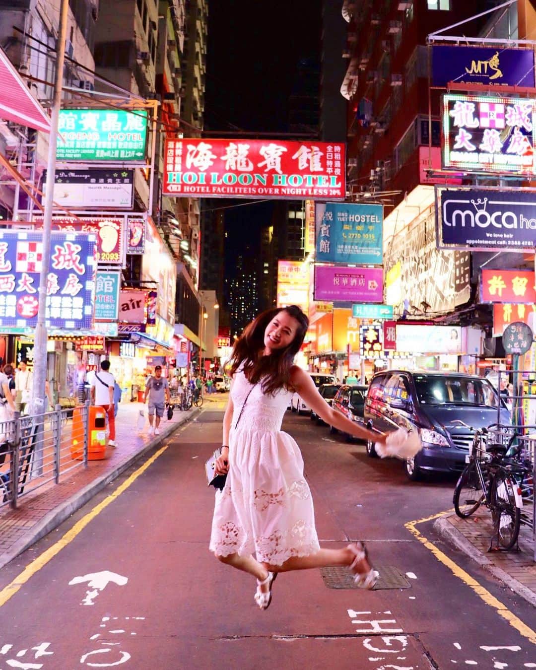 平山美春さんのインスタグラム写真 - (平山美春Instagram)「香港の街中にある市場へ🇭🇰✨ 人が集まる場所で、治安的に少し不安だったけど、一応ニュースや情報をたくさんチェックして、少しだけ散策💨 . 姉 @cremetdanju が良いカメラで香港らしい景色をたくさん撮ってくれた✨📸 . #香港 #hongkong  #ladiesmarket #trip #travel  #女人街 #nightmarket  #旅」8月15日 12時24分 - miharuhirayama