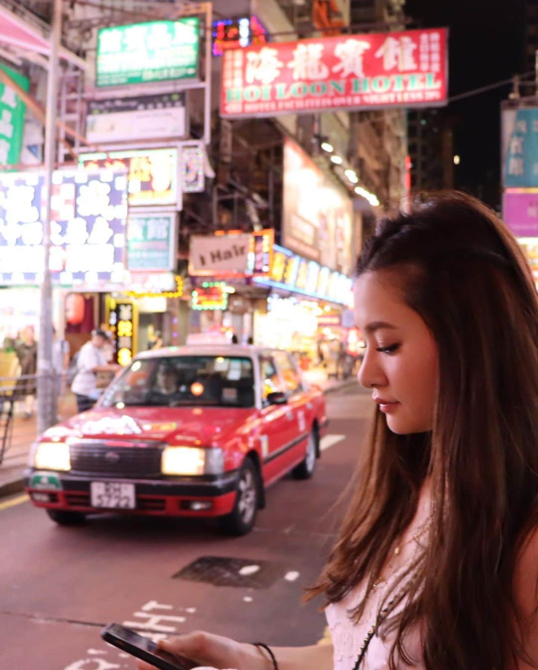 平山美春さんのインスタグラム写真 - (平山美春Instagram)「香港の街中にある市場へ🇭🇰✨ 人が集まる場所で、治安的に少し不安だったけど、一応ニュースや情報をたくさんチェックして、少しだけ散策💨 . 姉 @cremetdanju が良いカメラで香港らしい景色をたくさん撮ってくれた✨📸 . #香港 #hongkong  #ladiesmarket #trip #travel  #女人街 #nightmarket  #旅」8月15日 12時24分 - miharuhirayama