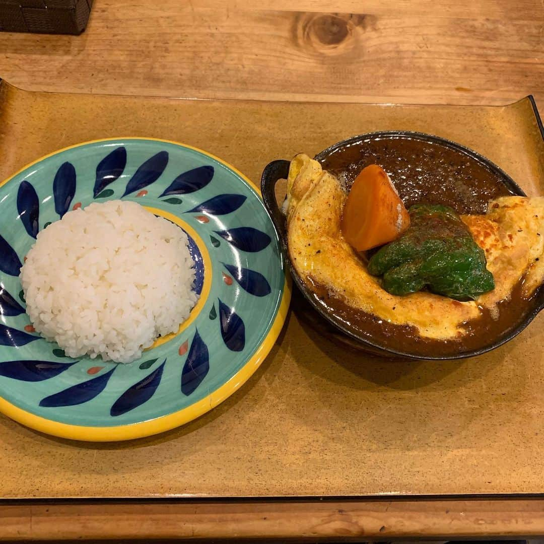 卯渚さやかさんのインスタグラム写真 - (卯渚さやかInstagram)「カリヒオ(幡ヶ谷) ベーコンオムレツカレー お鍋でくるあつあつのカレー 手作りドレッシングもおいしくて お持ち帰りしてしまいました。 メニューも豊富でつぎはステーキカレー食べたい！ #カレー報告 #カレー伝導師 どう#カレー大學エンタメ部 えんた#カレーライス #curryrice #Japanesecurry」8月15日 12時25分 - unapiiiiiii