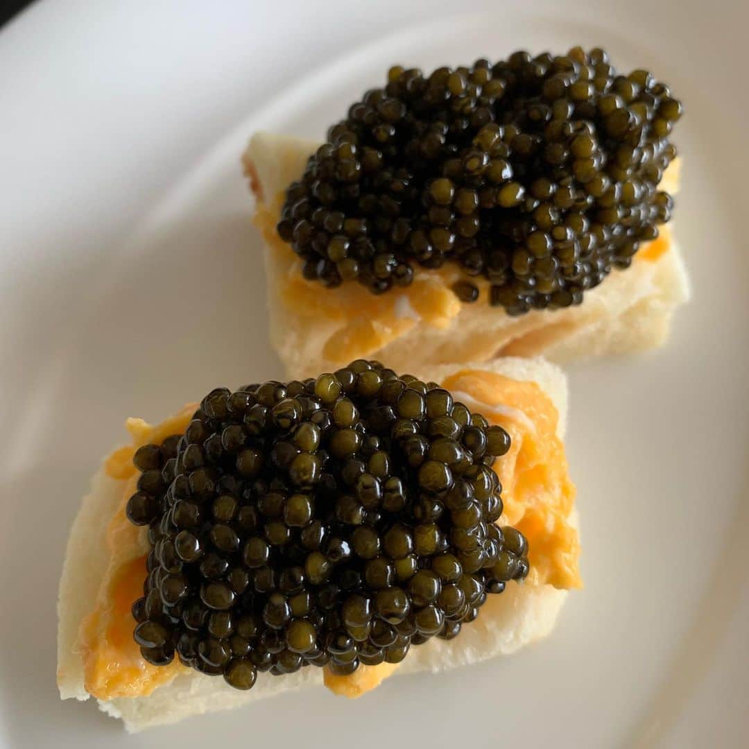 松久信幸さんのインスタグラム写真 - (松久信幸Instagram)「Breakfast 😊😊. #食パン #scrambledegg #caviar」8月15日 12時29分 - therealnobu