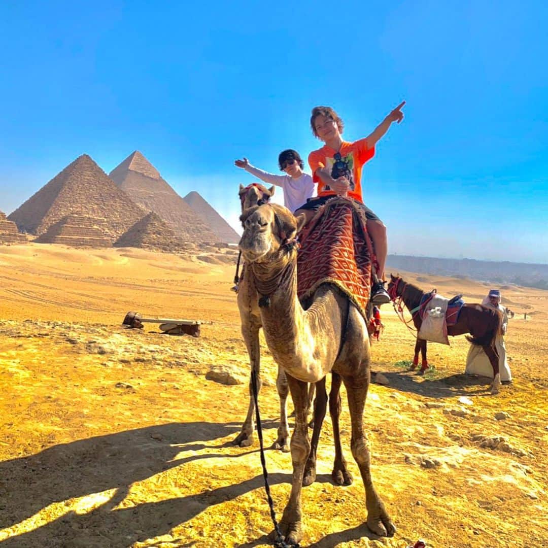 春木開さんのインスタグラム写真 - (春木開Instagram)「"ピラミッドは頂上から作られやしない"﻿ ﻿ ﻿ 当たり前にある環境は当たり前じゃない﻿ 誰かが必死に積み上げてきて﻿ 誰かが必死に守り続けてきたからこそ﻿ あるということを絶対に忘れてはいけない。﻿ ﻿ #egypt #pyramid  #エジプト #ピラミッド #感謝の対義語は当たり前 #地に足つけて #目線は高く腰は低く」8月15日 12時34分 - haruki.kai