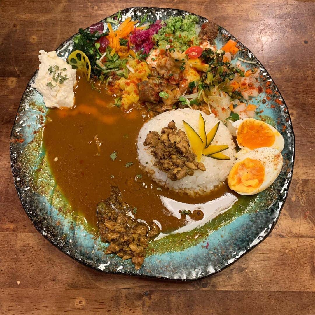 卯渚さやかさんのインスタグラム写真 - (卯渚さやかInstagram)「ボタニカリー(肥後橋) うなが食べたのは ボタニカリービーフに クリームチーズ豆腐とたまごのぴくるすトッピング🍛 副菜がいろとりどりで 取るとこをかえれば味が変わる 辛さは激辛にしてみました。 辛さの中に味わいの深みがありました。 スパイスカレー最高！  #カレー報告 #カレー伝導師 どう#カレー大學エンタメ部 えんた#カレーライス #大阪カレー#スパイスカレー#ボタニカリー#curryrice #Japanesecurry」8月15日 12時36分 - unapiiiiiii