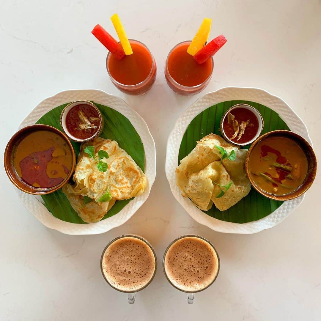 Symmetry Breakfastのインスタグラム：「Oh hiiiii Malaysia! 🇲🇾 Breakfast today is roti canai with sambal, a delicious teh tarik and fresh watermelon juice ❤️ We have been staying for the past five days at @thedatailangkawi, sea kayaking in torrential rain, demolishing the mini bar everyday, drinking teh tarik cocktails and ice creams on the beach and most of the time doing bugger all 👍🏼 We left the resort once to visit the Pekan Kueh Night Market but this is a personal holiday and not some sponsored press trip, Mark is my sugar daddy thanks 😂😘 Tomorrow we are off to Georgetown Penang and then KL before heading back home #symmetrybreakfast」