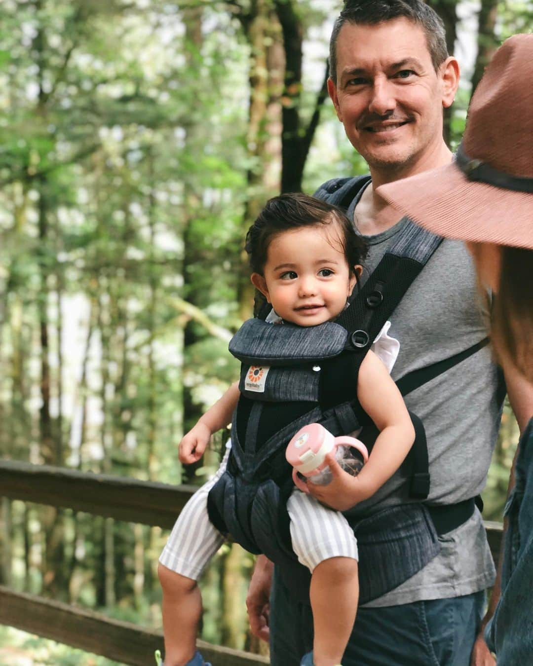 大橋菜央さんのインスタグラム写真 - (大橋菜央Instagram)「She loves hike when she is in the ergobaby♡ . . . マイボトルを持ってやる気満々のMia . だいぶ歩くのが上手になったとはいえハイクはまだまだ難しく @cunaselect で見つけたエルゴベビーのOMNI 360が大活躍🙌♡ . もともと前向きが大好きなのでエルゴ一筋 新たに出たこのモデルは夏でも快適なクールエア かつパパも使いやすい&どんな服にも合いやすいインディゴウィーブのカラー いくつも持って使い分けるのが苦手なので一つで使い回せるの助かる🙏 . 新生児でもインサートなく使える仕様になってたり💮 寝てしまって内向きに抱いたときのお尻を支える部分もスライド式で1人でも調整しやすくなってたり💮 更に使いやすくなってた🥳 . だいたい最初はパパが抱っこするけど 途中からぐずりだしてママに交代 . 10㌔のMiaウェイトをつけてのハイク 昔は手ぶらでもヒーヒー言ってたのに なんだか余裕な今日この頃 . . . #cunaselect #cunaselectlife #クーナセレクト #クーナセレクトライフ #forestpark #forestparkpdx #wildwoodtrail #夏休み2019 #beautifulnature #ポートランド生活  #生後18ヶ月 #1歳6ヶ月 #たれ眉 #たれ目 #miababyliving #naoliving_portland」8月15日 12時49分 - naoliving