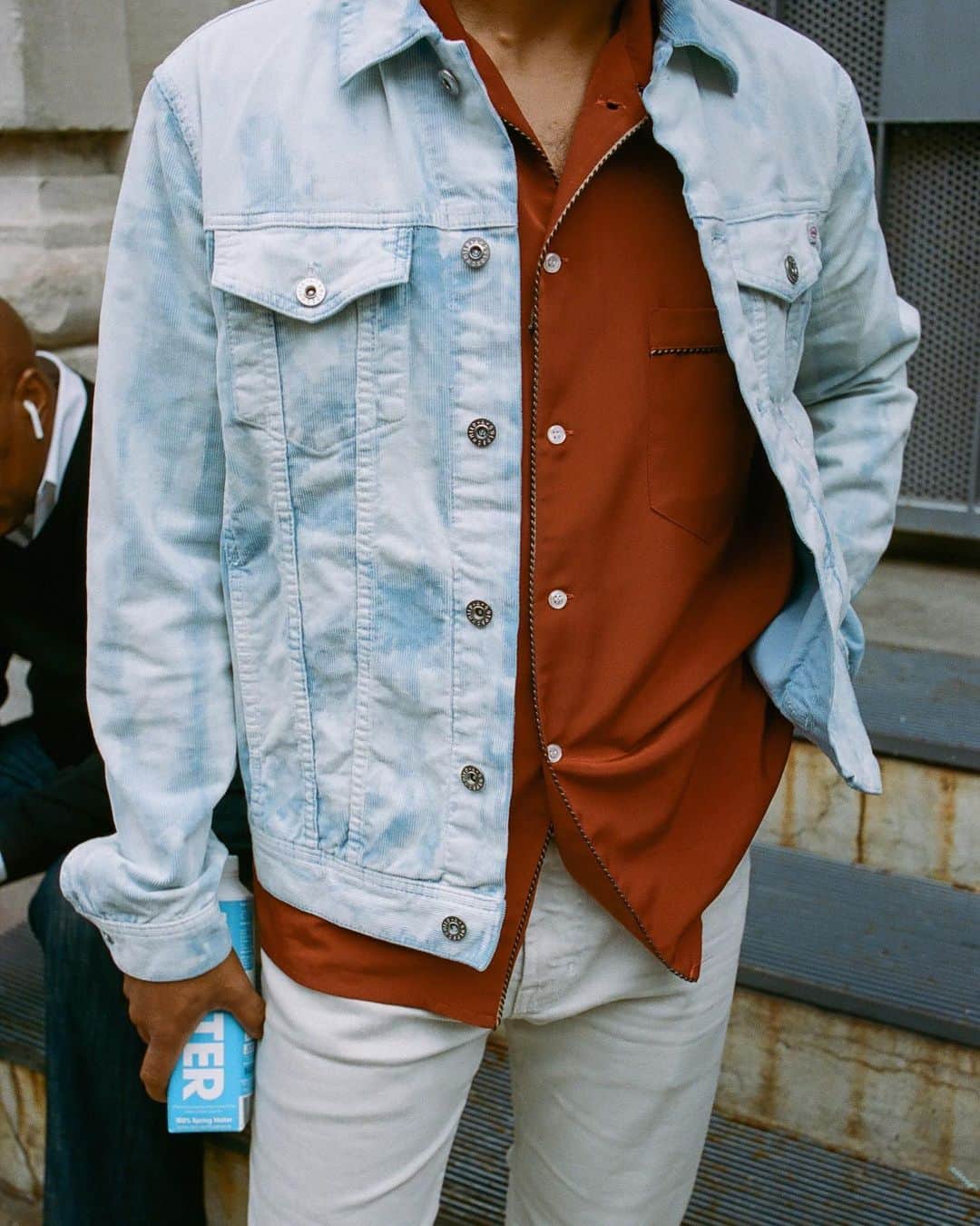 のインスタグラム：「Head to the link in our bio to shop the Dart Jacket in Polar Skye and the Tellis in Sulfur Smoke. Seen on @chaz.wick of Toro y Moi for @gq. #AGuyinAG」
