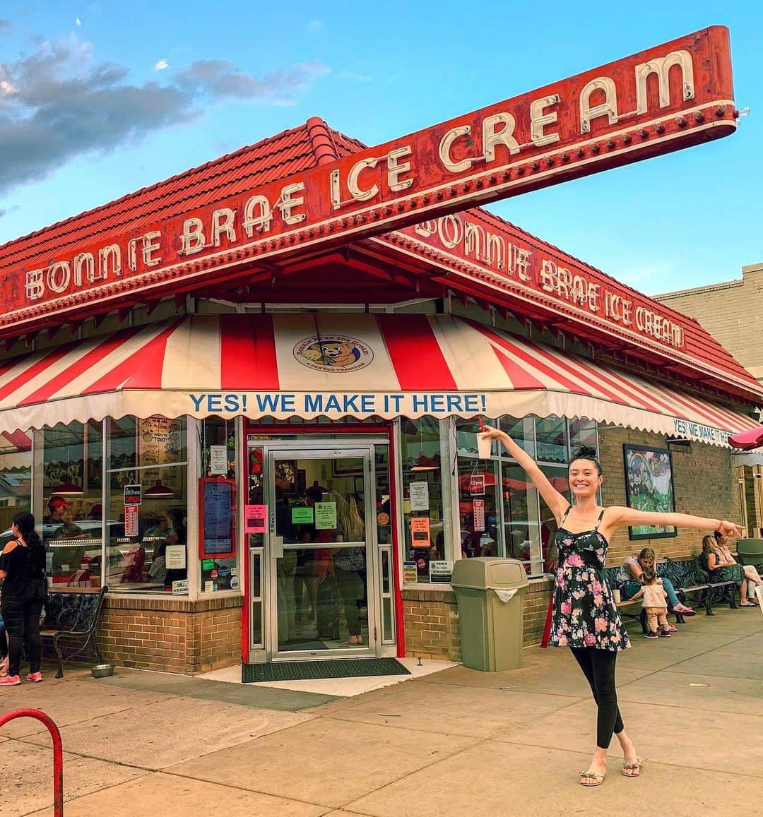 エミ・マイヤーのインスタグラム：「🍦 ☀️ #Bonniebrae #denver #denvercolorado」