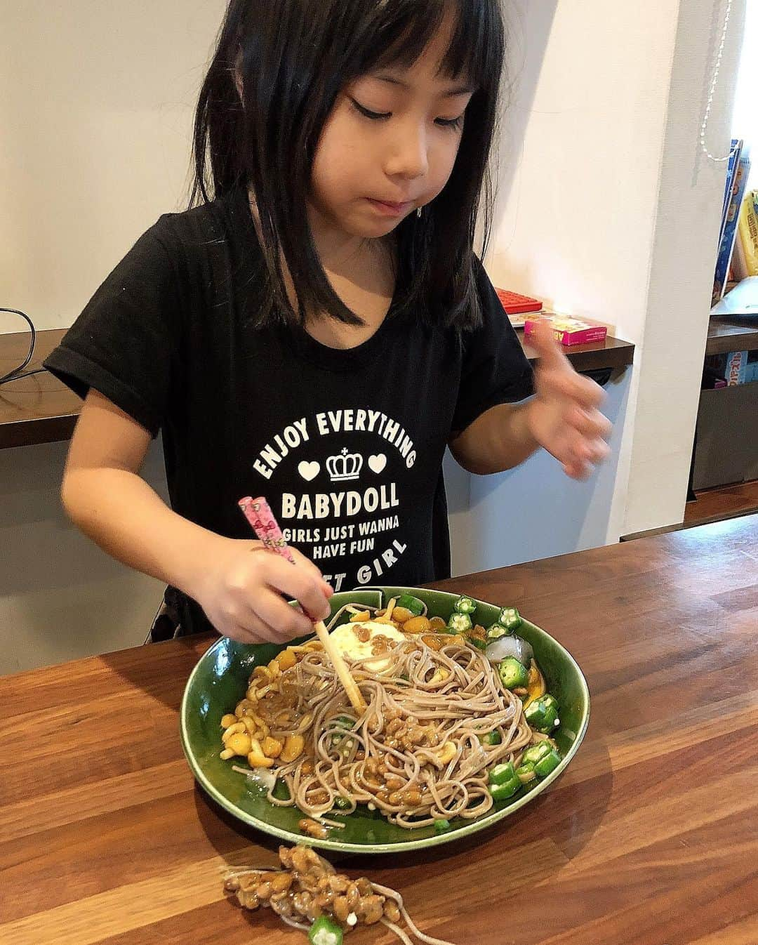 みきママさんのインスタグラム写真 - (みきママInstagram)「【ランチはバクダンそばです！】. . . . . . . . . そばに山芋➕オクラ➕納豆➕なめこで、ねばねばで〜す！！. . . . . . かき混ぜて食べてねっ言ったら、納豆落ちました。. . . . . . . . . すると、杏ちゃん「うでがかゆいー」ってさ。山芋が腕についてかゆいってさ。. . . . . . . そんな時は酢を腕に塗るとかゆみが嘘みたいになくなるよー. . . . . . . お酢を塗った瞬間、杏ちゃん「かゆくないー」ってさ。. . . . . . ママ、とろろそばが大好きだからさ、山芋を素手ですって、かゆくてパニックになったことがあります。 . . . . . 食べたくなったら手袋しながらすってます。それでもかゆかったらお酢です😆😆😆 . . . . #ランチ #とろろ #ばくだん #そば #soba #buckwheat #lunch #tororo #bakudon #fnceats」8月15日 13時06分 - mikimama_official