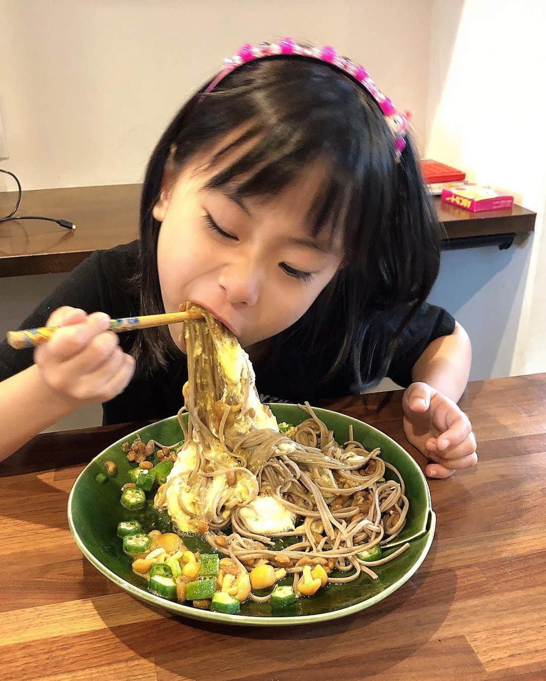 みきママさんのインスタグラム写真 - (みきママInstagram)「【ランチはバクダンそばです！】. . . . . . . . . そばに山芋➕オクラ➕納豆➕なめこで、ねばねばで〜す！！. . . . . . かき混ぜて食べてねっ言ったら、納豆落ちました。. . . . . . . . . すると、杏ちゃん「うでがかゆいー」ってさ。山芋が腕についてかゆいってさ。. . . . . . . そんな時は酢を腕に塗るとかゆみが嘘みたいになくなるよー. . . . . . . お酢を塗った瞬間、杏ちゃん「かゆくないー」ってさ。. . . . . . ママ、とろろそばが大好きだからさ、山芋を素手ですって、かゆくてパニックになったことがあります。 . . . . . 食べたくなったら手袋しながらすってます。それでもかゆかったらお酢です😆😆😆 . . . . #ランチ #とろろ #ばくだん #そば #soba #buckwheat #lunch #tororo #bakudon #fnceats」8月15日 13時06分 - mikimama_official