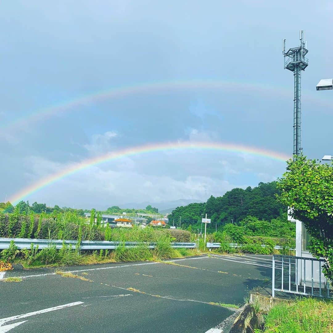 石川直宏さんのインスタグラム写真 - (石川直宏Instagram)「甲府での虹🌈✨ . 雨が降り、大気中の水滴が光を屈折・反射させる事で様々な色が現れ虹となる。 . 多くの条件が重なり合うからこそ生まれる神秘。 . 新たな景色を観る為に、全ての経験や想い・共有が必要。 . ひとつでも欠けたらその景色は観られない。 . #虹 #rainbow  #NoRainNoRainbow」8月15日 13時07分 - sgss.18
