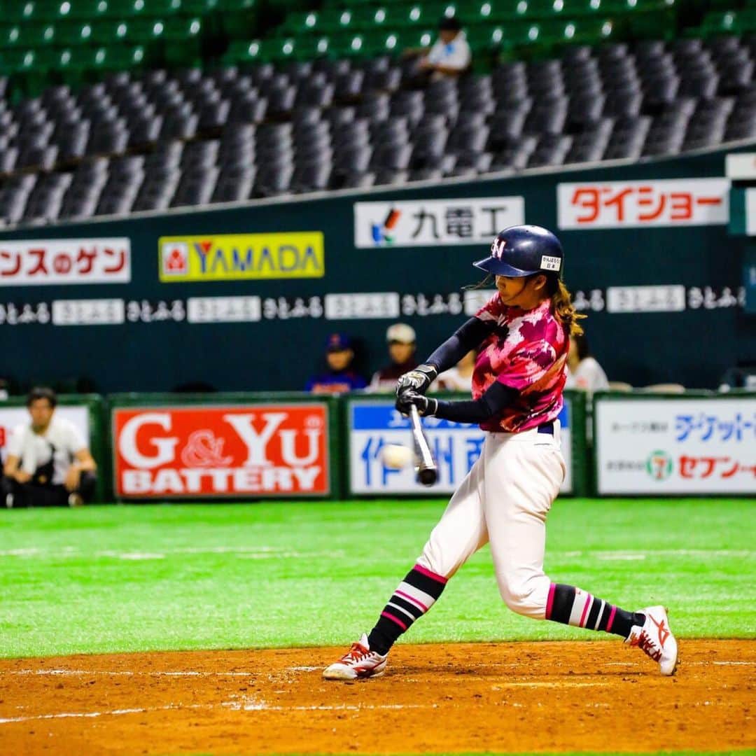 上杉あずさのインスタグラム：「. 打席っ⚾️ ヒットを狙うもショート正面！ 相手の暴投を誘って2塁を狙うも… 自分の足が遅いことを忘れていた。 タッチアウト(笑) くやしい～～！！！！！ けど、ボールの見極めが出来たこと、最近練習してたポイントでちゃんととらえられたことは成長かな？！ バッティングももっと頑張るぞ✊ 楽しかった～～！！！！！ 撮影： @ikuhiroohira さん #📷 . #baseball #games #batting #rawlings #mizuno #bat #ball #practice #challenge #fukuoka #dome #野球 #バッティング #試合 #野球写真 #ローリングス」