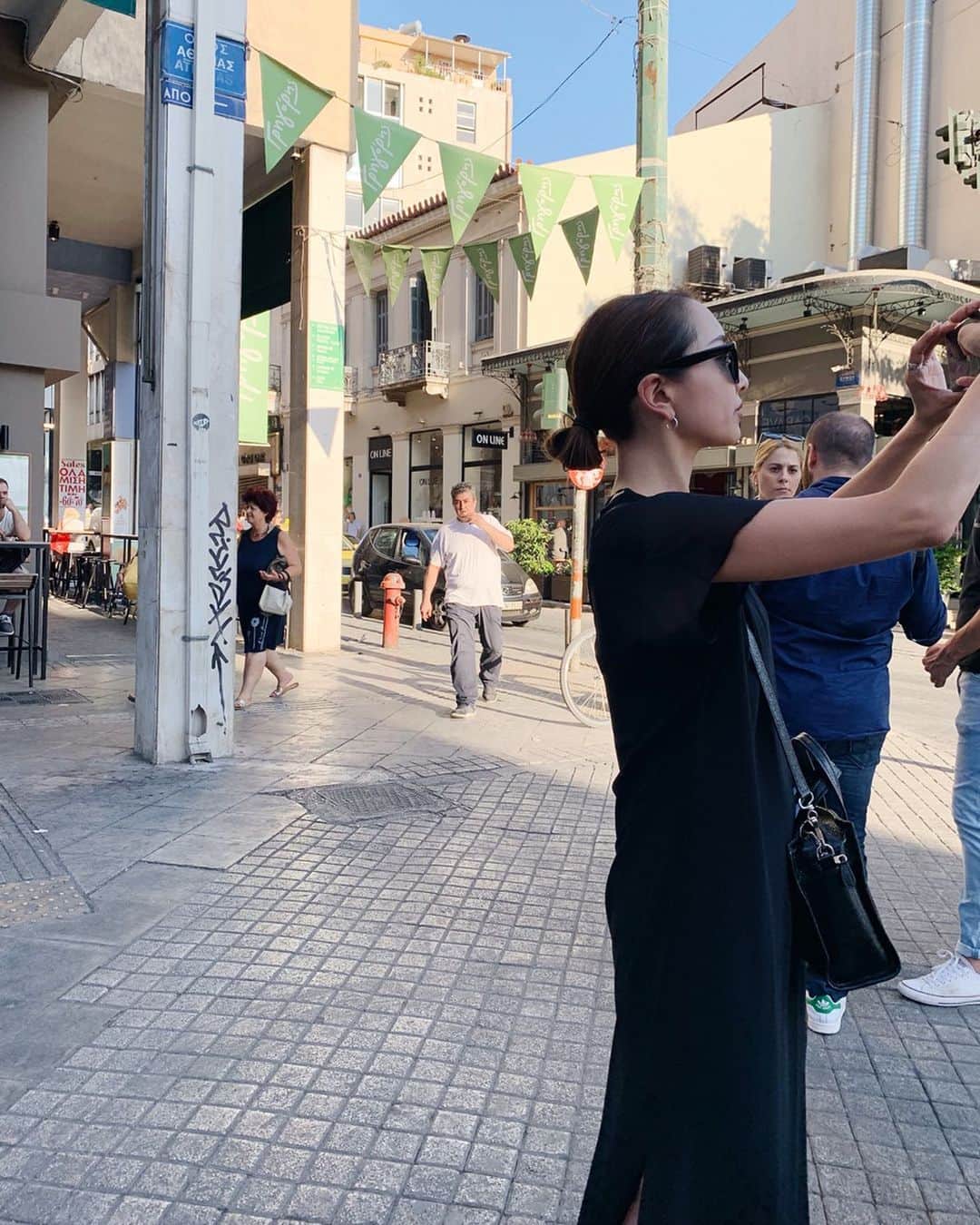 かんだまさんのインスタグラム写真 - (かんだまInstagram)「乗り継ぎのアテネにて時間ができたのでリサーチいってその後 #パルテノン神殿 に行かせていただいた🙇‍♂️ただただ感動。工事してたけど（笑）アテネは神の聖地なので事業成功するようひたすら祈りながら登った🙏 しかしこの後、不審者につきまとわれる事件発生。詳しく聞いたら、テロリストか誘拐犯だったと。背筋が凍るとはこのこと。世界の凄さと怖さを実感。 あと、アテネは日本の未来をみているかのようで、なんだか辛かったです(　˙-˙　) . と、そんなことがありましたが、出張もラスト1日🔥無事に終わりますように、、！！」8月15日 13時07分 - koike_weekend