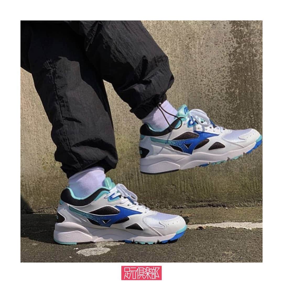 のインスタグラム：「昨今のスニーカーシーンにマッチする「MIZUNO」のレトロスポーツモデル[SKY MEDAL]。KAZOKUシリーズでもベース採用されることが多いモデルを、OGカラーの疾走感溢れるスポーティな配色で彩った逸足。 . (@fukuda.yohei )さんの足元倶楽部 . ブランド : MIZUNO モデル : SKY MEDAL . ▼今すぐフォローして最新情報をチェックしよう！ 【MIZUNO 公式アカウント】 ⇒#@mizuno_sports_style . #mizuno #skymedal #KAZOKU #ミズノ#スカイメダル #足元倶楽部 #足元クラブ #足元くら部 #足元#あしもと倶楽部#スニーカー #スニーカーコーデ #スニーカー同好会 #キックス #靴 #コーディネート #スナップ #ファッションスナップ #ストリートスナップ #お気に入りの一足 #今日の逸足 #逸足 #운동화#kicks#newkicks」