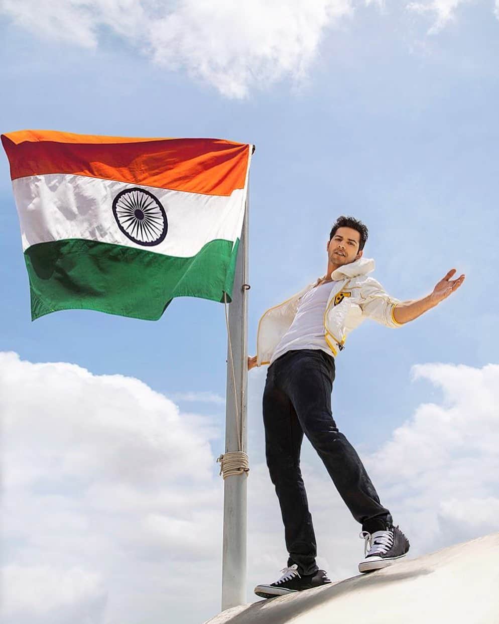 Varun Dhawanさんのインスタグラム写真 - (Varun DhawanInstagram)「Wishing everybody a very happy #IndependenceDay 🇮🇳To all my brothers and sisters all across our beautiful country we are the largest democracy in the world where so many beautiful religions live In harmony let’s show the world ‘mile sur mera tumhara toh sur bane humara’ #jaihind」8月15日 13時03分 - varundvn