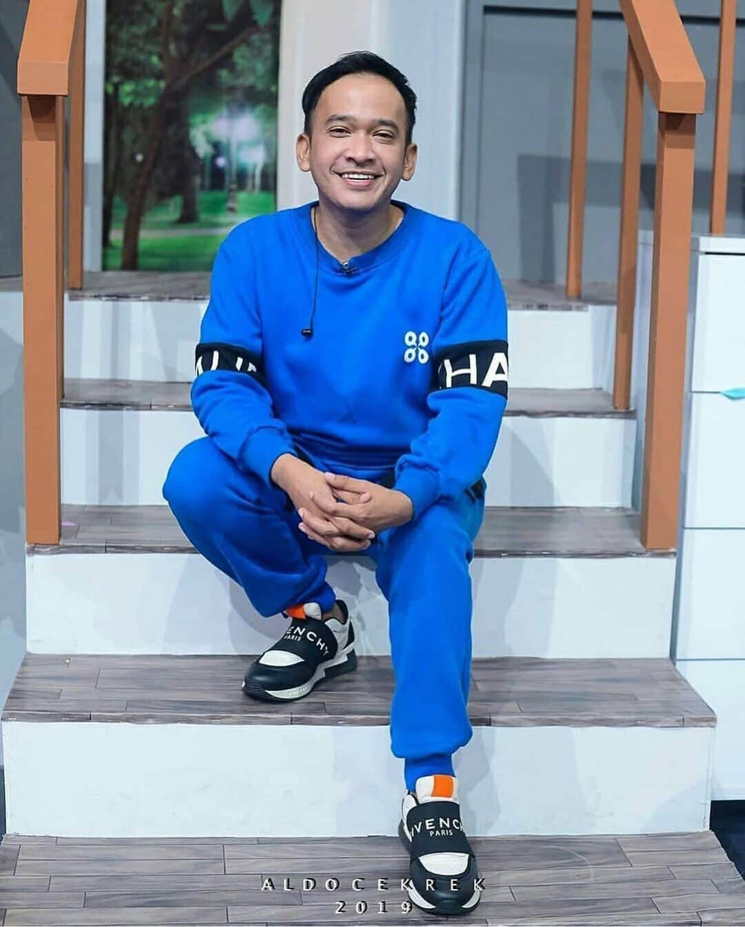 Ivan Gunawanさんのインスタグラム写真 - (Ivan GunawanInstagram)「Posted @withrepost • @khalif_menswear Your growing age is also less your age. But don't make it as your weakness, you have to be stronger in living life to the success of your ladder. Happy Birthday @ruben_onsu! May God always behave you the gift and longevity of you and God always bless you every step 👍🏻 . . #kawankhalif #iamkhalif #rubenonsu #happybirthday #birthday」8月15日 13時04分 - ivan_gunawan