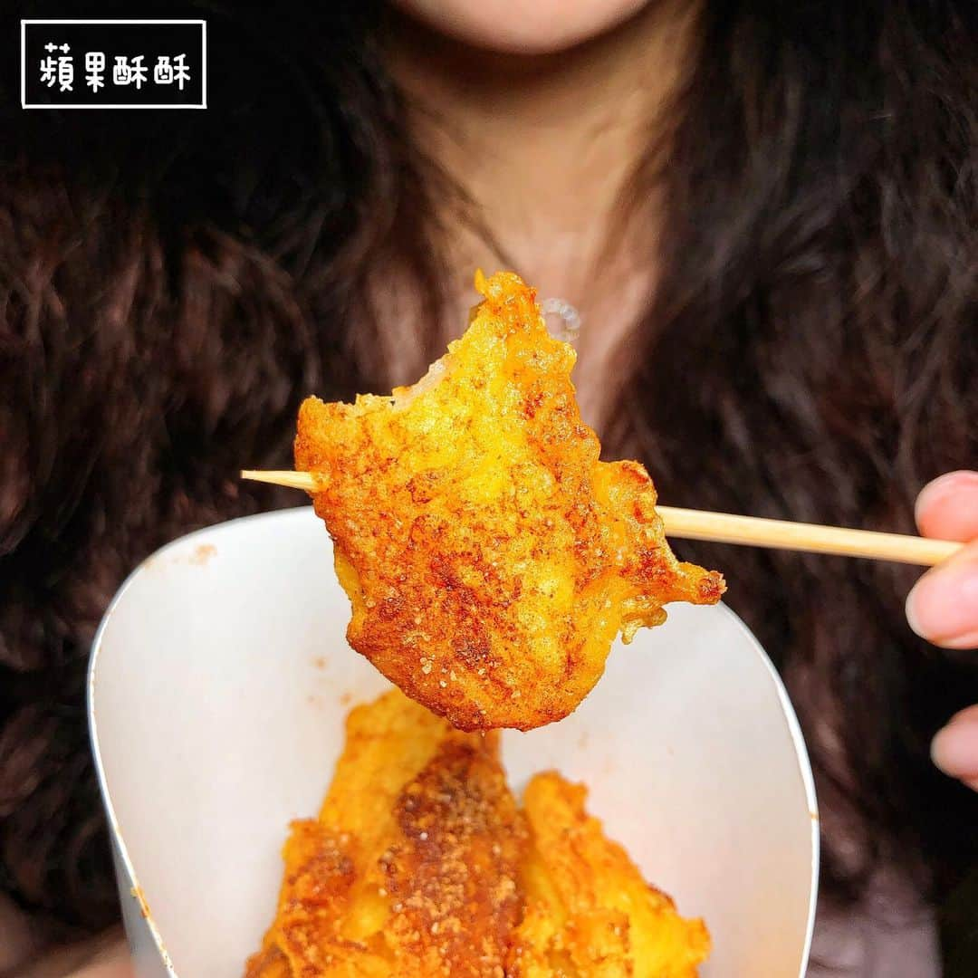 4foodie, for foodieさんのインスタグラム写真 - (4foodie, for foodieInstagram)「📍Taipei, Taiwan 鹹酥李 / 以下品項及價位 私房鹹酥雞 $80 美味程度：🌕🌕🌕🌕🌑 💡補充💡炸雞肉質多汁軟嫩，炸麵衣不會太厚！鹹酥調味適中，不會過鹹過重👍🏻 蘋果酥酥 $60 美味程度：🌕🌕🌕🌕🌑 💡補充💡炸過的蘋果搭配灑上的肉桂糖粉🍎蘋果滿脆的，是甜點的概念🤤可以在鹹酥雞店吃到這個真的蠻特別的🤙🏻🤙🏻🤙🏻 麻糬芋丸 $40 美味程度：🌕🌕🌕🌕🌗 💡補充💡也是甜品的部分，麻糬炸的外酥內Q，搭配餡料，甜鹹甜鹹！ 紅豆麻糬 $40 美味程度：🌕🌕🌕🌕🌗 💡補充💡這也是我很喜歡的一款炸物！裡面包著紅豆餡！外酥內軟，紅豆餡也不會太甜～ 甜不辣 $30 美味程度：🌕🌕🌕🌕🌕 玉米筍 $40 美味程度：🌕🌕🌕🌕🌕 四季豆 $50 美味程度：🌕🌕🌕🌕🌕 整體 環境衛生：🌕🌕🌕🌕🌑 服務態度：🌕🌕🌕🌕🌑 再訪意願：🌕🌕🌕🌕🌗 🗺台北市大安區金山南路二段211號 🚇捷運古亭站5號出口 ☎️(02)2358-7899 ⏰17:00-00:00 🍽2019.08.02到訪用餐 💡補充💡免費配料有超多選項可以選！九層塔、生蒜碎、蔥花、蘋果、炸蒜頭、洋蔥絲、花生、鳳梨丁等等！可以自行在單子上勾選☑️很特別的鹹酥雞店🐔可以吃得到水果🍎還有甜點🥰🥰🥰 #4foodie #4foodie古亭站 #台北小吃 #台北美食 #古亭美食 #鹹酥李 #台北鹹酥雞 #台北宵夜 #宵夜推薦 #taipei #4foodie小吃 #4foodieforfoodie #4foodieintaipei ©版權所有，不得轉載copyrights reserved」8月15日 13時05分 - 4foodie