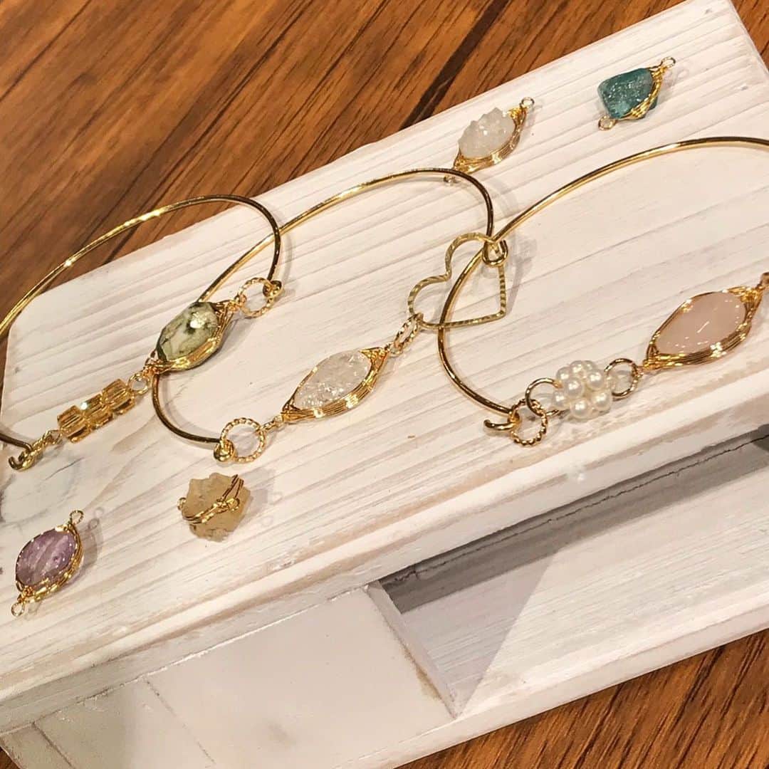 BOX CHARM Industryさんのインスタグラム写真 - (BOX CHARM IndustryInstagram)「こんにちは😃枚方T-SITE店は、本日は台風上陸のため営業時間10時〜18時の予定ですが、状況により営業時間変更する可能性がございます💦 #boxbharm#boxcharmindustry #handmade#accessory#charm#jewelry#orignal#bracelet#earring#necklace#ring #osaka#hirakata#tsite #大阪#枚方#ティーサイト #ボックスチャーム #ボックスチャームインダストリー #アクセサリー #チャーム#新作 #ブレスレット」8月15日 13時14分 - bcindustry_