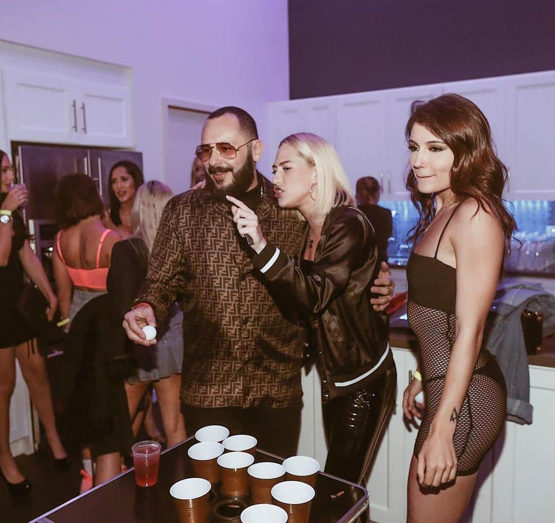 Carter Cruiseさんのインスタグラム写真 - (Carter CruiseInstagram)「swipe to see me intensely coaching @greglansky through his celebrity shot in beer pong 😹 (we still lost to @_mel_makeup_ tho)」8月15日 13時19分 - cartercruise