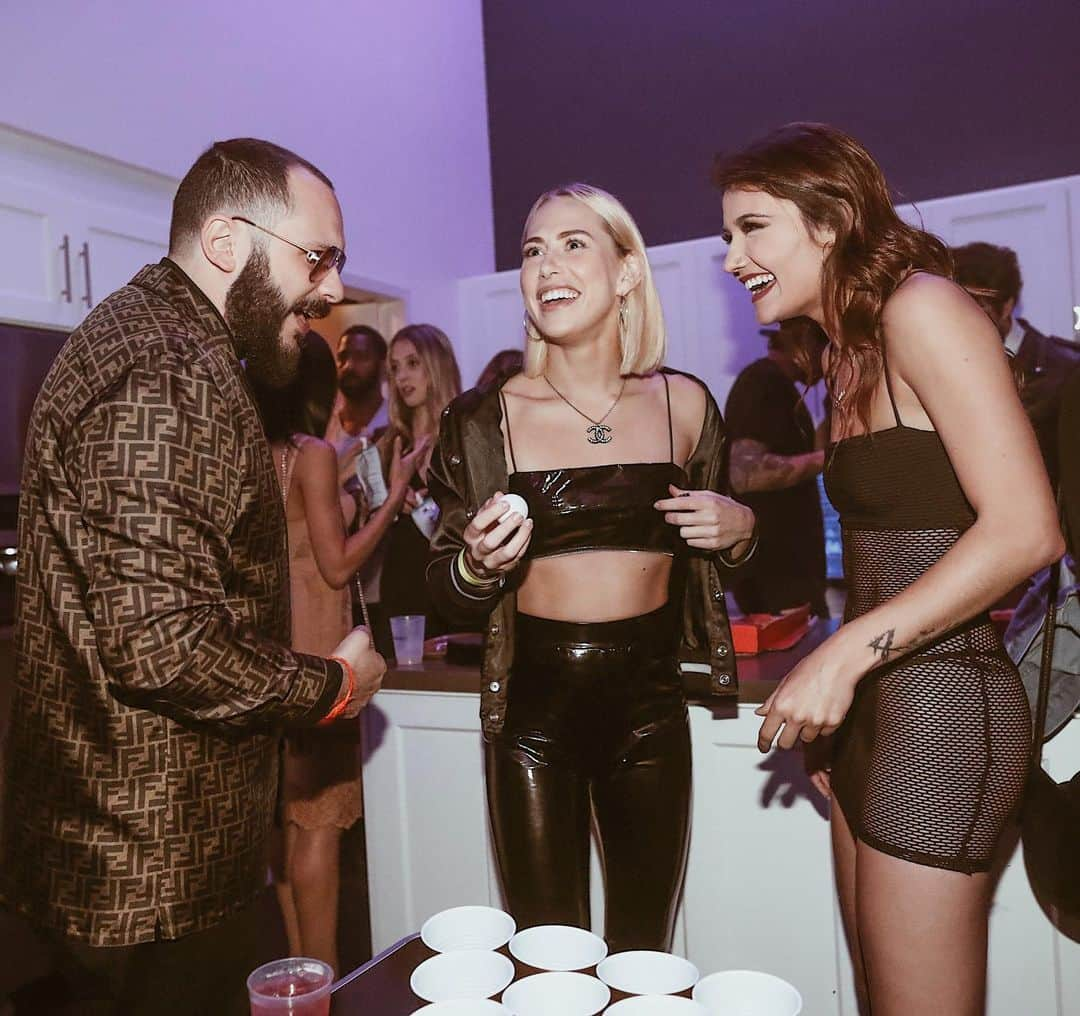 Carter Cruiseさんのインスタグラム写真 - (Carter CruiseInstagram)「swipe to see me intensely coaching @greglansky through his celebrity shot in beer pong 😹 (we still lost to @_mel_makeup_ tho)」8月15日 13時19分 - cartercruise