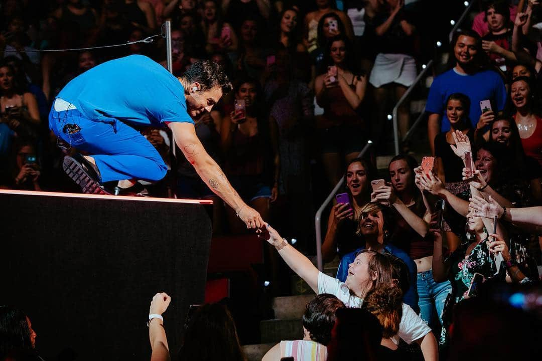 ジョー・ジョナスさんのインスタグラム写真 - (ジョー・ジョナスInstagram)「So many emotions tonight Raleigh ❤️ #HappinessBeginsTour」8月15日 13時20分 - joejonas