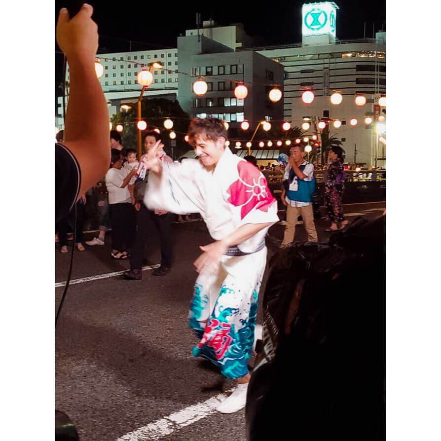 ハリー杉山さんのインスタグラム写真 - (ハリー杉山Instagram)「NHKさんの特番で徳島へ。 阿波踊り 2019。熱気、絆、情熱、そして誇りをここまで感じるとは🔥  そしてまさかの、、踊る事に 笑 マ、マジですか 汗 しかも 先頭に 笑 皆さんは何ヶ月も練習されてるのに、 自分みたいな者がいきなり飛び込みで、、と思う暇もなく、とびっきり楽しんできました😂  そして総踊りも自分の目に焼き付けてきました。  金長連 @kinchoren_official の皆様ありがとうございます！そしてこの企画を可能にしたNHK徳島放送局も感謝です。何よりも本当世界に誇るこの唯一無二な祭をここまで体感できるとは、、一生の思い出になりました^_^  そして会場でJOY〜ウエンツ〜ポッターと連呼した方もありがとうございます。光栄です 笑  僕の浮きに浮きまくってるマッドな姿は @kinchoren_official さんのアカウントで見れます、、笑  徳島の皆様、本当にありがとうございます！そして台風の被害が無いよう、心より祈ります。穏やかな時がすぐ過ごせますように。  Manic times in Tokushima, celebrating the "Awa-odori" festival, going back 400years. had no clue i was to participate, just reporting me thought but those peeps at NHK...lol  fantastic surprise!!!! Hope everybody'll be ok with the typhoon... #阿波踊り #阿波踊り2019 #金長連  #徳島 #ハリー杉山 #tokushima #awaodori #japan」8月15日 13時20分 - harrysugiyama