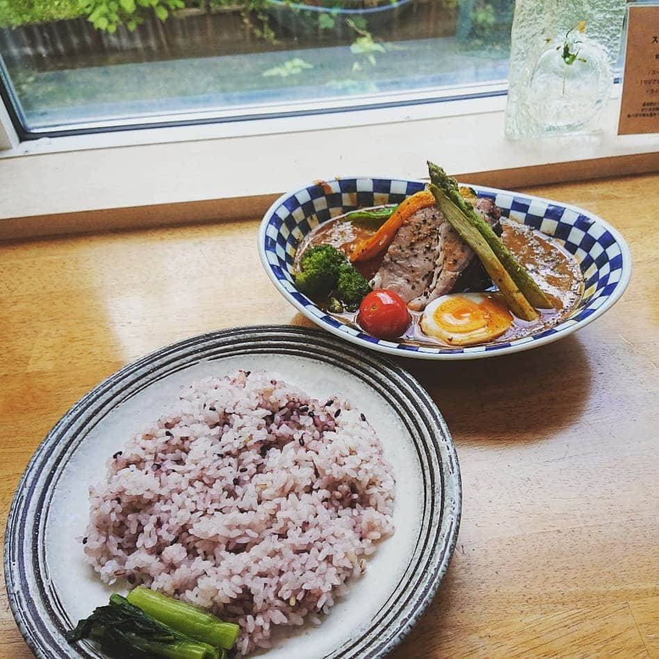 石原祐美子さんのインスタグラム写真 - (石原祐美子Instagram)「約2時間半待って食べた #ハンジロー のスープカレー🍛✨ ・ 最初に言うときます。こんだけ待ってでも食べる価値、めっちゃありました🍴(๑'ڡ'๑)♡ ・ 後、店内クーラーの効きが悪くてけっこう暑かったです💦 ・ いやしかし、それでもいいと思えるぐらい、食べる価値、めっちゃありましたლ(´ڡ`ლ) ・ 正直、店内に入ったときは、いささかぐったりしてしまってましたが😥ひと口食べた瞬間、疲れも暑さもぶっとぶ強烈なうまさにわきちぎれてしもたーー٩(๑>ᴗ<๑)۶ ・ ・ スープうんまーーー！！！肉うんまーーーー！！！！野菜うんまーーーーー！！！！！ ニンジン、ジャガイモ、ナス、ピーマン、アスパラガス、ブロッコリー、プチトマト、カボチャ ・ ・ 汗だくなるぐらいスパイスめっちゃ効いてるのに野菜本来のおいしさを強く感じられます( ˙_˙ ) 特にお肉の下に隠れてたジャガイモ！カレーに入ってるジャガイモをこんなにおいしいと思ったの初めてかも。。。 ・ ・ もしかしたら、この辺りの調理法にも時間がかかっているのかもしれない。。。やとしたら、それは仕方ないし、ぜんぜん待ちます💪 ・ ・ お店に着いたら、名前言うときに電話番号も聞かれて「順番近付いてきたら連絡しますので、お出かけしてもらってて大丈夫ですよ」と、店員さんが親切に言ってくださいますので、ほんまに出掛けてて大丈夫です😁 ・ ちなみに予約もできるみたいです🕐 ・ ・ 私が注文したのが、数量限定の #香味豚ローストと彩り野菜のスープカレー 1800円(税込) 岩見のが、#骨付きチキンのスープカレー 1560円(税込) 辛さは2番✌️ ・ ・ 豚ローストももっちりしててとってもおいしかったんやけど、ちょっとだけもらって食べた骨付きチキンのホロホロさとボリュームがすごかったーーー！！ ・ 次行く時は、私は #骨付きチキンと彩り野菜のスープカレー 1740円にしようと決めてます🌟 ・ あと、五穀米を大盛りにしてもらおうということも決めてます😁 ・ ほんっっっとにおいしかったです！！ごちそうさまでした～(人´ω｀*).☆.。.:*・゜ ・ ・ #ハンジロー #ハンジロー安曇野店 #スープカレーハンジロー #飯汁朗 #横浜→長野に移転 #長野県 #安曇野 #安曇野グルメ #長野グルメ #Japanesecurry #野菜大好き #骨付きチキン #スープカレー #カレー #スパイス #チキン #ポーク #野菜 #五穀米  #取り寄せ可能 #予約可能 #わきちぎれグルメ #カレー大好き」8月15日 13時28分 - chiki2johnny14