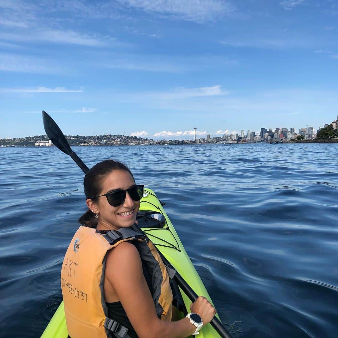 マリッサ・キャステリのインスタグラム：「Hi Seattle 🤩. . . . . . *#westcoast #seattle #seawheeze2019 #kayaking #summer #washingtonstate」