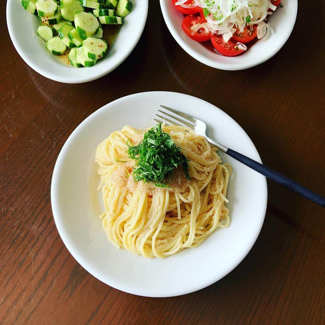 志摩有子さんのインスタグラム写真 - (志摩有子Instagram)「ストックしてある食材で昼ごはん。トッピング無しのシンプルな明太子パスタに胡瓜とトマトのサラダ二種。それにしても明太子パスタを考えた人って天才。今では日本の食卓の超スタンダード。何度食べても飽きない。 #明太子パスタ #パスタ部」8月15日 13時30分 - ariko418