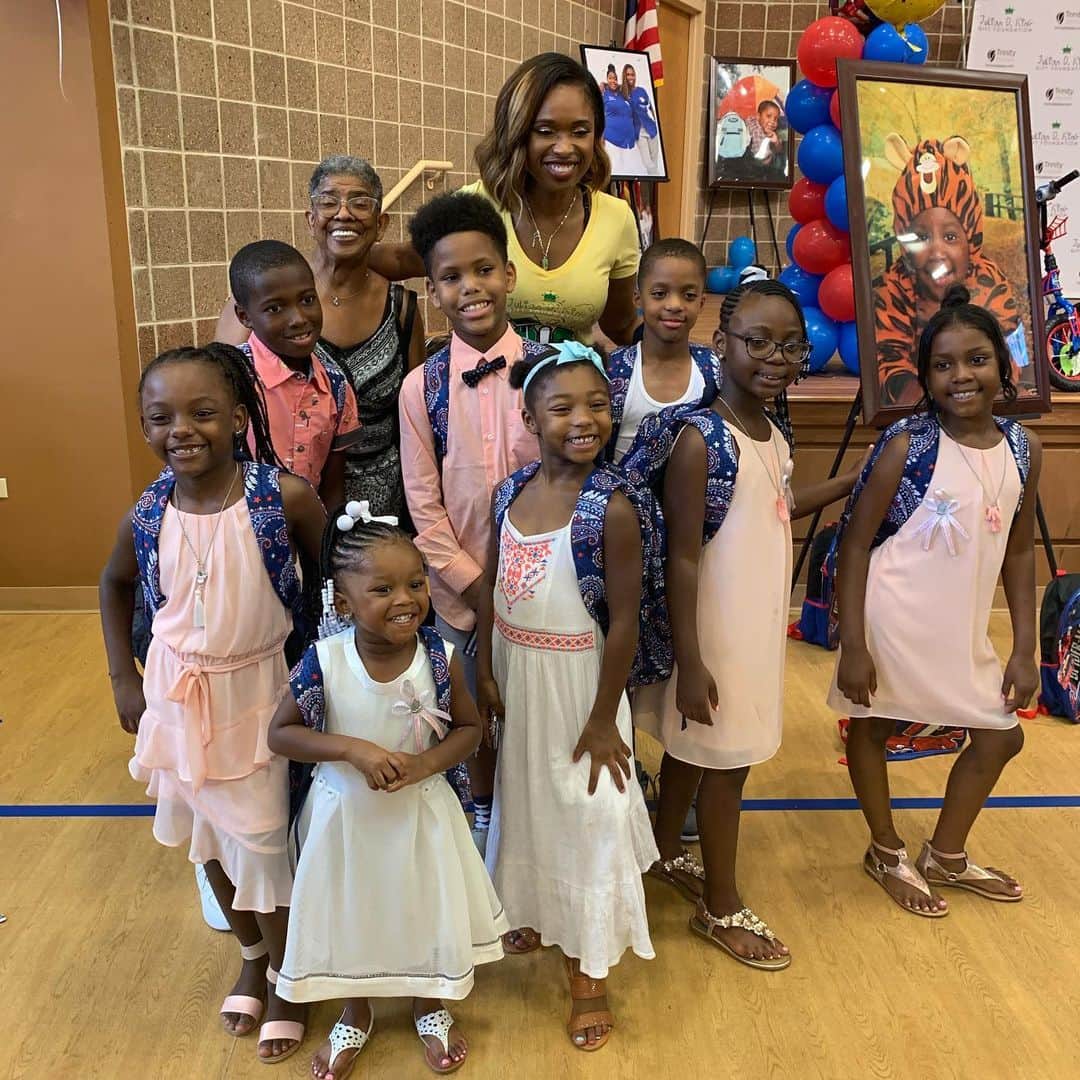 ジェニファー・ハドソンのインスタグラム：「Today was just an emotional and yet amazing day. I love seeing the smiles of the kids faces . It just warms my heart . And thanks to the Foundation’s collaboration with @blessingsinabackpack and @verabradley . 50 kids from Julia and myself alma mater, Dunbar Vocational High School, will receive food throughout the school year.」