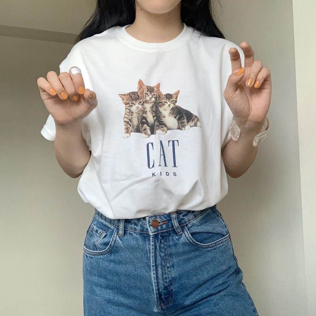 あいみょんさんのインスタグラム写真 - (あいみょんInstagram)「A-Studioの時、 鶴瓶さんとちえぴと富士郎が着てた猫T。 わたしもおそろいで買ってたんです！ びっくりした。みんなでおそろい嬉しい。  @akishika_design  さんありがとうございます。ほかのTシャツも可愛いどす。」8月15日 13時31分 - aimyon36