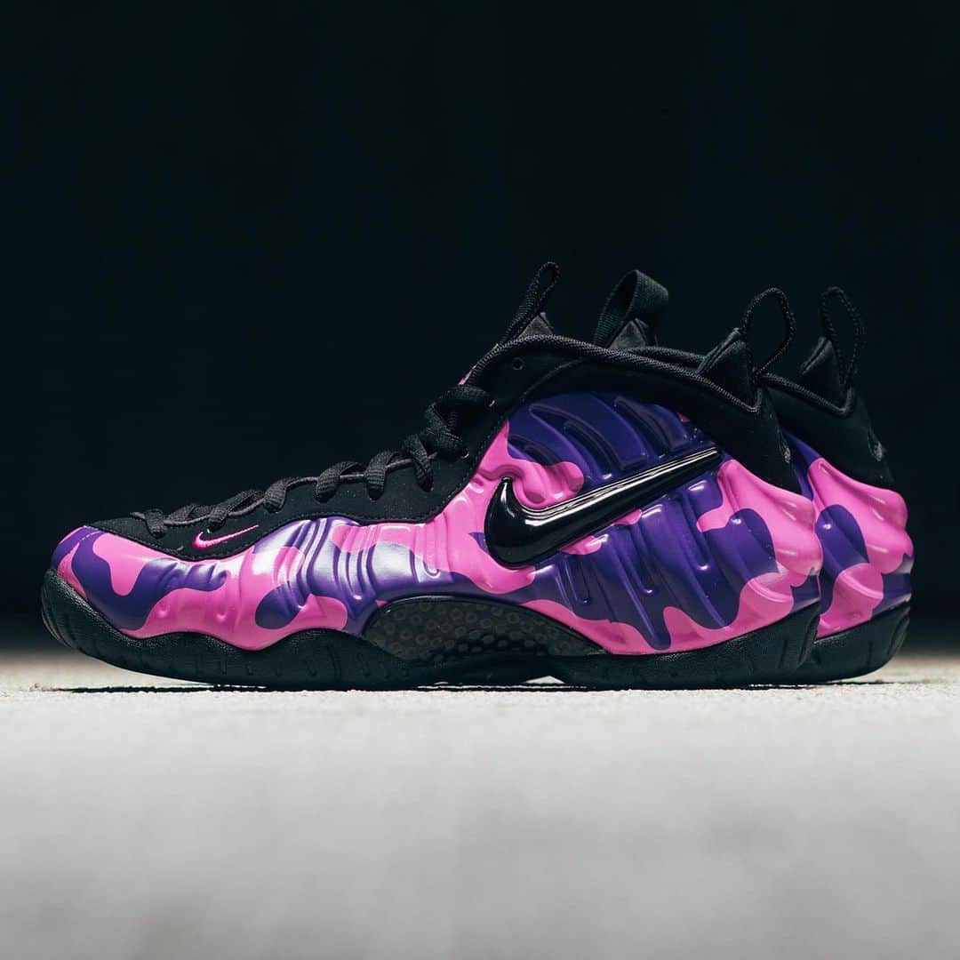 Sneaker Newsさんのインスタグラム写真 - (Sneaker NewsInstagram)「As with most camouflage prints…this new purple composition will help you stand out rather than blend in. For details on where you can buy the Nike Air Foamposite Pro “Purple Camo” this weekend, hit the link in our bio.」8月15日 4時34分 - sneakernews