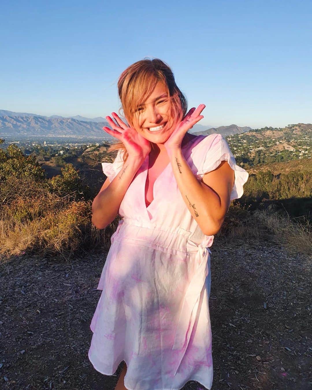 チャチー・ゴンザレスのインスタグラム：「Coin slot eyes in full effect after finding out about baby girl 💗  P.s. ITS OKAY TO HAVE ANXIETY ABOUT BIRTH. You’re not alone. I cannot tell you the amount of nights my restless mind makes me cringe and go completely weak thinking about the big day. I totter back and forth with being so cool about it and feeling prepared to curling up worried and feeling scared. I am so beyond ready for my princess to come into this world but I know it won’t be easy. So this is just a virtual hug I’m sending to all my moms to be. You got this! You will be amazing! Don’t stress! It’s all worth it! 💗」