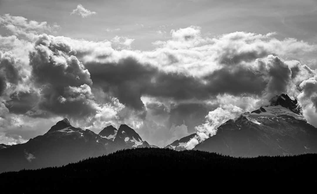 ボー・マーショフのインスタグラム：「“You’re off to Great Places! Today is your day! Your mountain is waiting, So… get on your way!” ― Dr. Seuss #photography #mountaintop #BC」